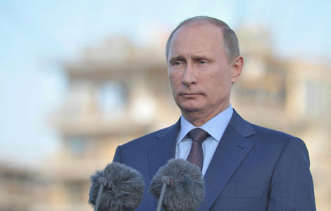 Russian President Vladimir Putin, accompanied by his Finnish counterpart Sauli Niinisto (unseen), attends a ceremony at Forum Marinum harbour in Turku June 25, 2013.[Photo/Agencies] 