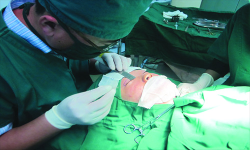 Doctor operates on a girl's eyelids. Photo: Courtesy of Beijing Ximei