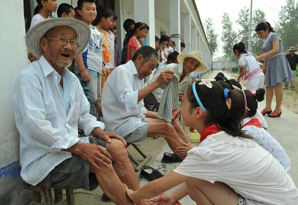 A student from Wangji Primary School in Jiangsu province chats with an elderly man on Sunday. More than thirty students visited the home for the elderly as part of the filial morality comes first program. According to a law on protecting the rights and interests of the elderly, which came into effect on Monday, family members should care about the psychological needs of their older relatives, and should visit them or send greetings on a regular basis.