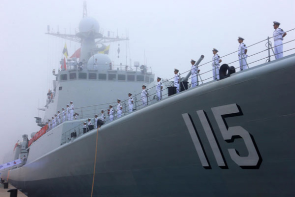 Soldiers stand on a Chinese navy ship for the planned China-Russia military drill in Qingdao, East China's Shandong province, July 1, 2013. [Photo/Xinhua]