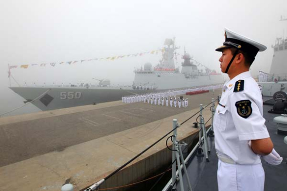 Soldiers stand on a Chinese navy ship for the planned China-Russia military drill in Qingdao, East China's Shandong province, July 1, 2013. [Photo/Xinhua] 