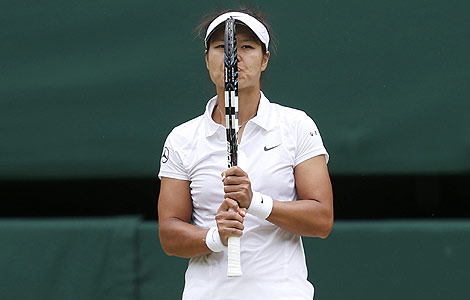 Li Na of China reacts during her women's quarterfinal tennis match against Agnieszka Radwanska of Poland at the Wimbledon Tennis Championships, in London, July 2, 2013. [Photo/Agencies]  