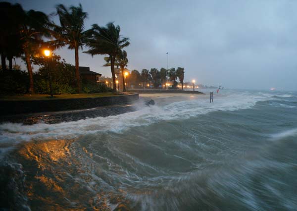 Strong tropical storm Rumbia lands in Zhanjiang, South China's Guangdong province, early Tuesday morning. It is expected to move northwest, bringing gales and storms along its path. (Photo: Liang Zhiwei / Xinhua) 