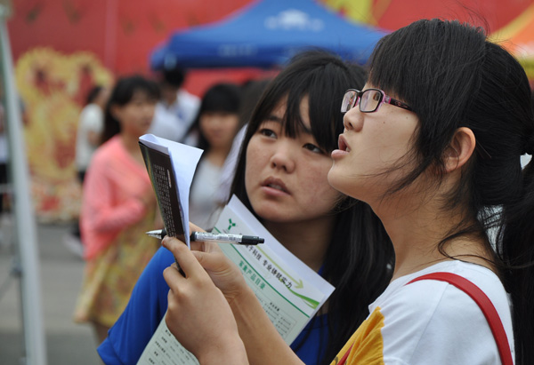 Animal husbandry and veterinary science graduates search for job opportunities at a fair held in Zhengzhou, capital of Henan province. Yu Xiao / for China Daily