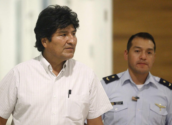 Bolivian President Evo Morales (L) is accompanied by his aide-de-camp at the Vienna International Airport in Schwechat July 3, 2013. [Photo/Agencies]