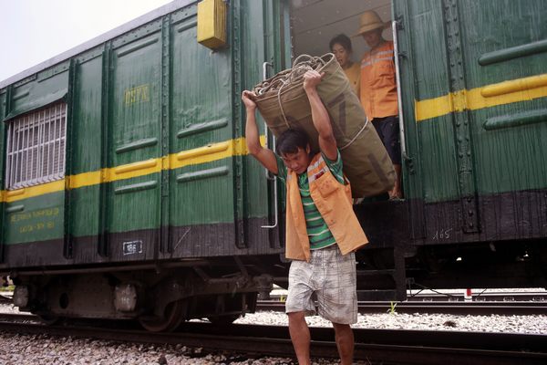 A worker unloads goods from a Vietnamese train at Shanyao station. Photo by Feng Yongbin / China Daily