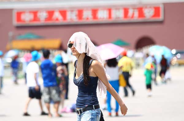 Tourists feel the heat in Tian'anmen Square, Beijing, on Wednesday when a temperature of 36 C was recorded at noon, a record-high since the start of summer, according to the citys weather forecasters. PHOTOS BY ZOU HONG / CHINA DAILY