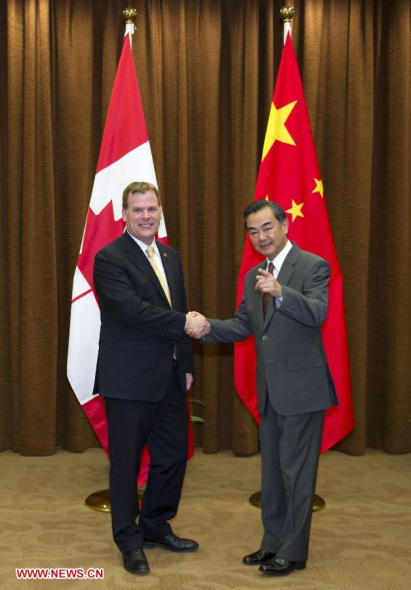 Chinese Foreign Minister Wang Yi (R) holds talks with his Canadian counterpart John Baird in Beijing, capital of China, July 4, 2013. (Xinhua/Xie Huanchi)