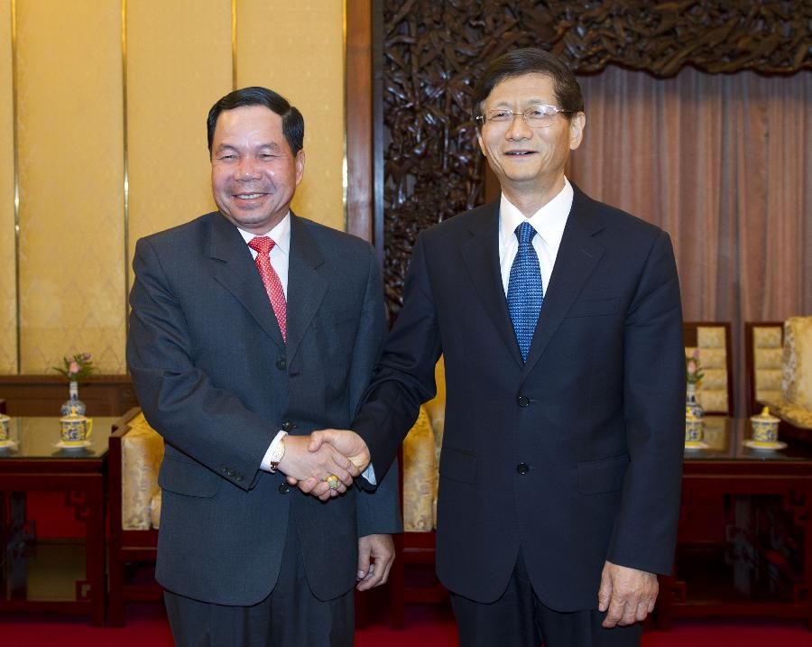 Meng Jianzhu (R), a member of the Political Bureau of the Communist Party of China (CPC) Central Committee and also secretary of the Commission for Political and Legal Affairs of the CPC Central Committee, meets with Lao Minister of Public Security Thongbanh Sengaphone, who is also a member of the secretariat of the Lao People's Revolutionary Party Central Committee, in Beijing, capital of China, July 8, 2013. (Xinhua/Xie Huanchi)