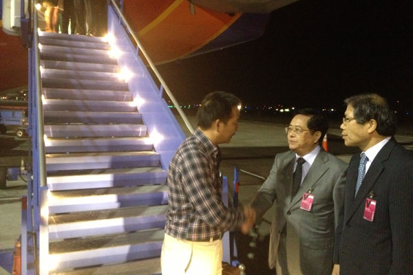 Yuan Nansheng (center), consul-general of the Chinese consulate in San Francisco, shakes hands with a parent who lost his teenage daughter in the Asiana flight 214 crash on Monday night at San Francisco International Airport.