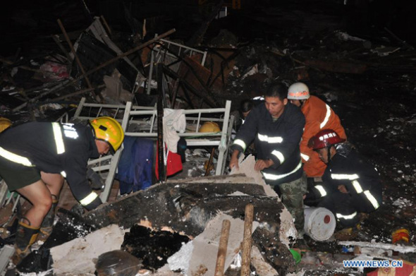 Rescuers search for survivors of a work shed collapse in Pingshu Township of Shouyang County, north China's Shanxi Province, July 9, 2013. (Xinhua)