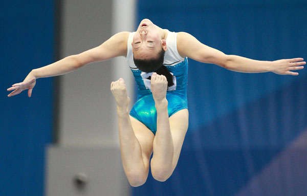 Zhangye Linzi, the only Chinese female gymnast in the Universiade, competes during the balance beam event at the Kazan Universiade in Kazan, Russia, July 10, 2013. [Photo/Xinhua]