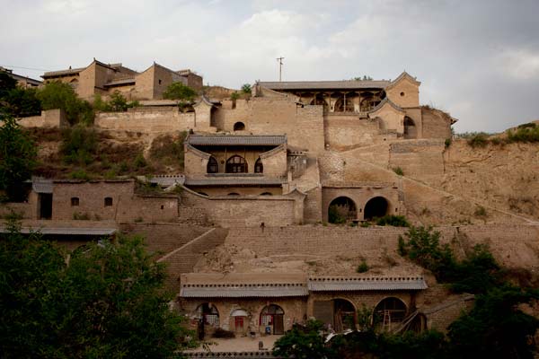 Most local people live in yaodong, or cave houses, one of the most dominant features of the Loess Plateau along the Yellow River. Kuang Linhua / China Daily 