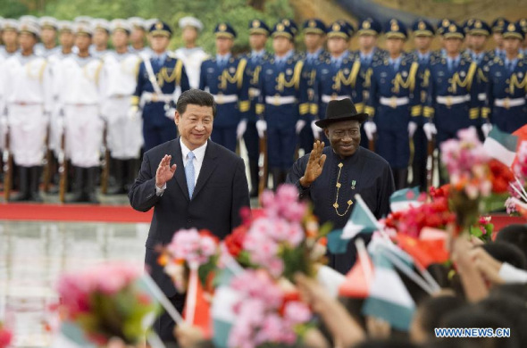 Chinese President Xi Jinping (L) holds a welcome ceremony for Nigerian President Goodluck Jonathan before their talks in Beijing, capital of China, July 10, 2013. (Xinhua/Huang Jingwen) 