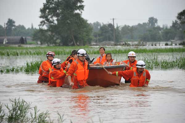 Rescuers race against time to evacuate people as floods continue to sweep through Guanghan, Southwest China's Sichuan province, on Thursday. [Photo/China Daily]