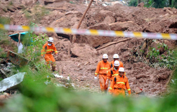 Firefighters search for survivors at the landslide scene in Sanxi village of Dujiangyan city, Southwest China's Sichuan province, July 13, 2013. [Photo/Xinhua]