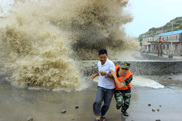 Typhoon Soulik brings heavy rains and spectacular waves along the coasts of Fujian and Zhejiang provinces when making landfall. [Photo by Xuan Jibao / for China Daily]