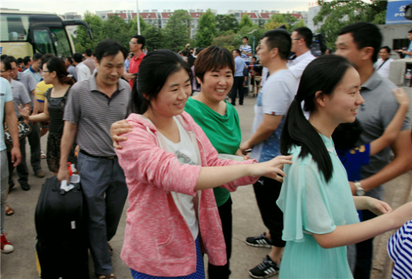 Thirty-one students and teachers who were onboard the Asiana Airlines flight that crashed in San Francisco arrive at Jiangshan Middle School, where parents and families were waiting in Hangzhou, capital of Zhejiang province on July 14,2013. [Photo/Asianewsphoto]