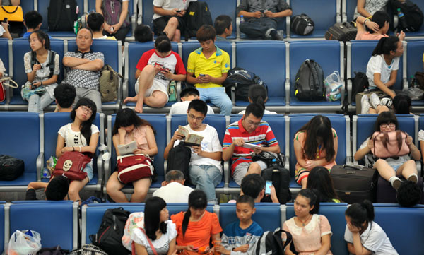 A resident shows his appreciation of Shijiazhuang's new railway station. [Photo Provided to China Daily]