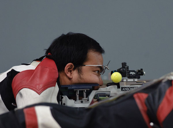 China's Kang Hongwei competes in the men's 50m rifle prone individual competition at the Kazan Universiade in Kazan, Russia, July 14, 2013. [Photo/Xinhua]