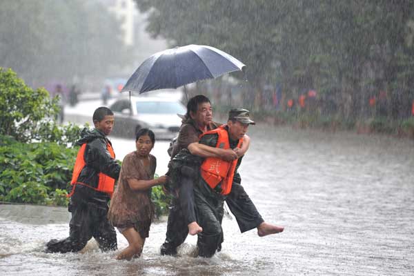 Kunming officials blamed poor drainage systems for the submerged streets that forced thousands of residents out of their flooded homes in the capital of Yunnan province on Friday. The capital had been battered by torrential rain since Thursday night. Hao Yaxin / Xinhua