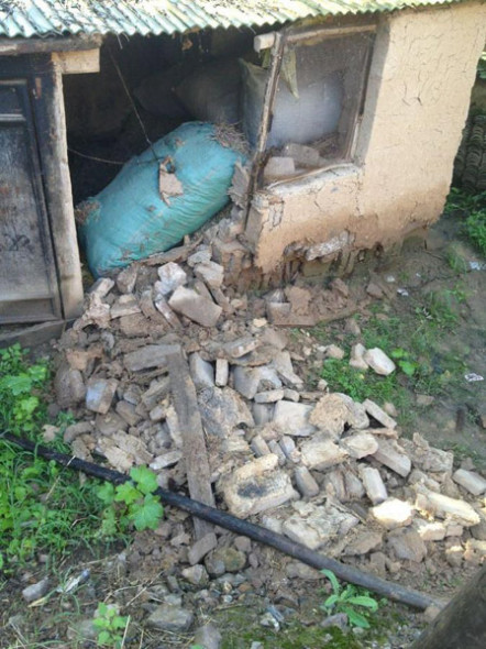 A house is damaged in quake-affected Lixian County, northwest China's Gansu Province, July 22, 2013. A 6.6-magnitude earthquake jolted a juncture region of Minxian County and Zhangxian County in Dingxi City of the province Monday morning. Lixian County is about 180 kilometers away from Minxian County. (Xinhua/Li Yaoqin)