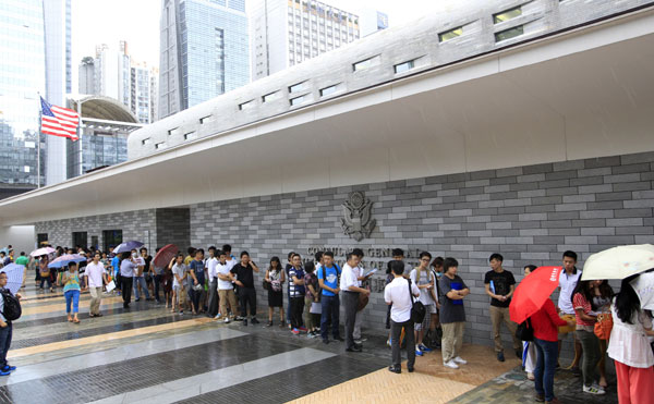 Visa applicants queue for about 50 meters under shelter outside the new site of the US Consulate General in Guangzhou, Guangdong province, July 24, 2013. [Photo/China Daily]