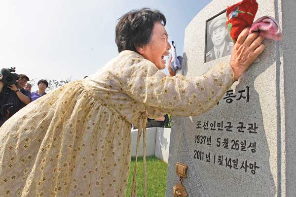 A DPRK woman, Kim Bu-ok, cries as she mourns her father, a veteran of the Korean War, after the opening ceremony of the Cemetery of Fallen Fighters of the Korean Peoples Army in Pyongyang on Thursday. The ceremony was one of the events for the 60th anniversary of the signing of the truce that ended the fighting. [Jason Lee / REUTERS ]