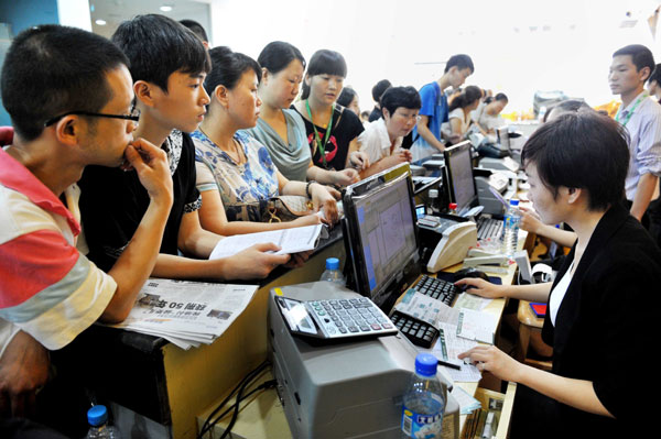 Parents help their children apply for English classes at a private educational establishment in Guiyang, capital of Guizhou province. Wu Dongjun / for China Daily