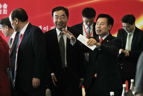 Li Wufeng (third from left), deputy director of the State Council Information Office, attends the opening ceremony of a high-level dialogue between media from both China and the Republic of Korea on Tuesday in Beijing. Wang Jing / China Daily