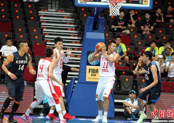 Photo taken on August 1 shows the moment at the 27th Asian men's basketball championships in Manila. Defending champions China lost 59-63 to South Korea in their opening match at the 27th Asian men's basketball championships on Thursday. (CNS Photo)