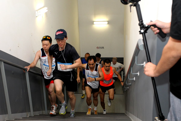 Runners climb up stairs during the vertical marathon at the World Trade Center Tower 3 in Beijing on August 3, 2013.[Photo provide to chinadaily.com.cn]