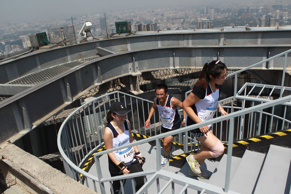 Runners climb up stairs during the vertical marathon at the China World Summit Wing Hotel of the World Trade Center Tower 3 in Beijing on August 3, 2012. [Photo by Cui Meng/chinadaily.com.cn][Photo by Cui Meng/chinadaily.com.cn]