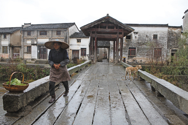 Built in Yuan Dynasty, Huanxiu Bridge is the oldest of its kind in Huizhou, Anhui province. This photo was taken in 2010 before it was destroyed. [PHoto By Zhang Jianping/For China Daily]