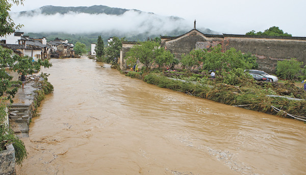 The Zhongchuan River narrows at the point where Huanxiu Bridge stands. [Photo By Zhang Jianping/For China Daily]