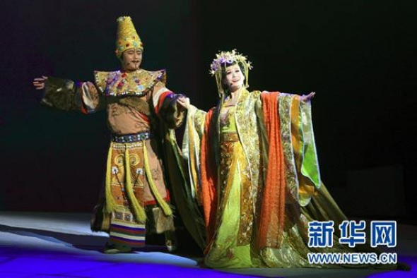 The classic romance Princess Wencheng  is put on stage in Lhasa on Sunday. (Xinhua Photo)