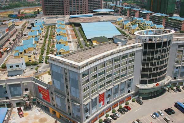 Twenty-five villas illegally built on top of a shopping mall in Hengyang, Hunan province, have remained there for at least four years despite a demolition order from the city government. [Ren Xinshe / for China Daily]