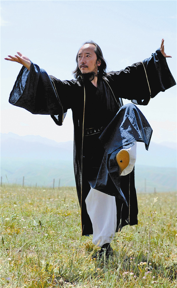 Liu Suibin, a representative of the Qingchengpai, a school of traditional Chinese martial arts, demonstrates his style. Ma Yuan / for China Daily