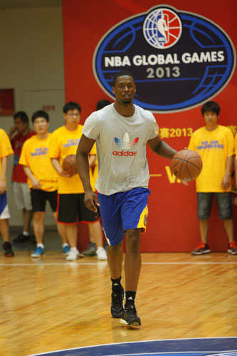 Warriors forward Harrison Barnes shows his basketball skills during a basketball clinic for 60 youth in Shanghai on Aug 6, 2013. [Photo provided to China Daily]