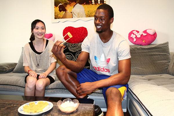 Warriors forward Harrison Barnes learns how to use chopsticks at a fan's home during a promotion activity for the NBA Global Games in Shanghai, on Aug 6, 2013. [Photo provided to China Daily] 