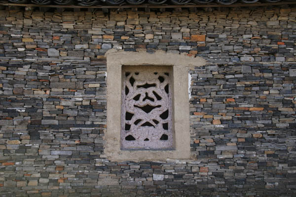 Scrap-walled houses are still common in Cicheng.Photos Provided to China Daily