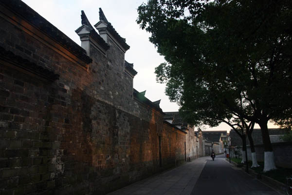 The roads in Cicheng near Ningbo in Zhejiang province are paved with white stones and black pitch to indicate the old waterway and stone road respectively.Photos Provided to China Daily