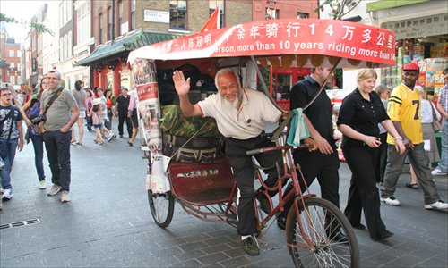 Chen Guanming has become an iconic figure in London's Chinatown. Photo: Gui Jingwan