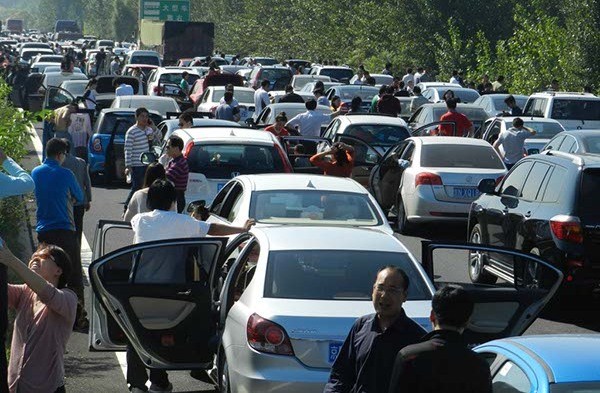 A traffic jam on the Tianjin section of the Beijing-Shanghai Expressway. When implemented, a new guideline will make the municipality the latest to restrict vehicle purchases. [Wang Zhen / Xinhua]