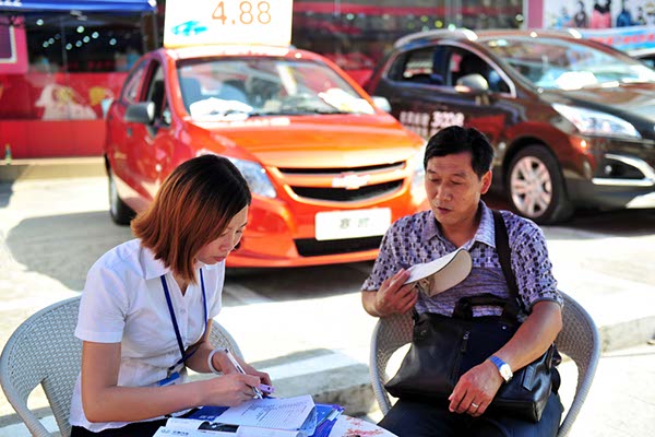 Buyer negotiates, but getting a license plate is another hurdle to clear. [Photos Provided to China Daily]