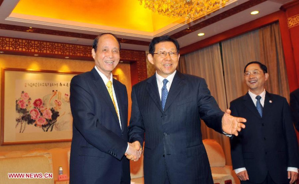 Chen Deming(R), president of the mainland-based Association for Relations Across the Taiwan Straits (ARATS), meets with Lin Join-sane, chairman of the Taiwan-based Straits Exchange Foundation, who led a media delegation in Beijing, capital of China, Aug. 13, 2013. (Xinhua/Chen Yehua)