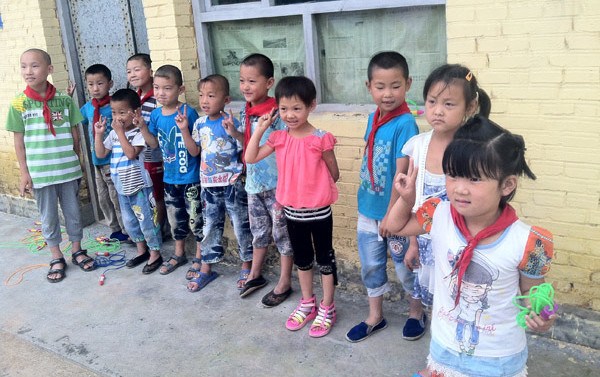 Li Xinru (second right) with her fellow students at the primary school in Yangfan village, Shanxi province. Zhang Yuchen / China Daily