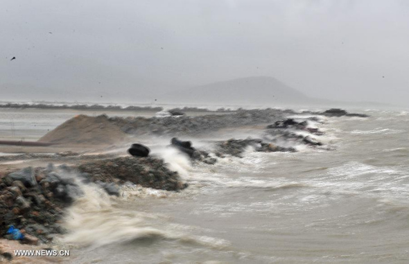 Photo taken on Aug. 14, 2013 shows the violent storms and waves at the harbor of Yangjiang, which is located at the eye of typhoon Utor in Yangjiang, south China's Guangdong Province. Typhoon Utor, the 11th typhoon hitting China this year, landed at 3:50 p.m. in a township in Yangxi county in the city of Yangjiang in western Guangdong, packing strong winds of 151.2 km per hour at the storm center. (Xinhua/Lu Hanxin)