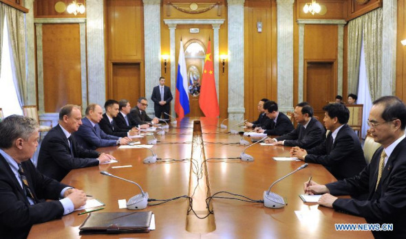 Russian President Vladimir Putin (3rd L) meets with Chinese State Councilor Yang Jiechi (3rd R) in Sochi, Russia, Aug. 16, 2013. (Xinhua/RIA Novosti)