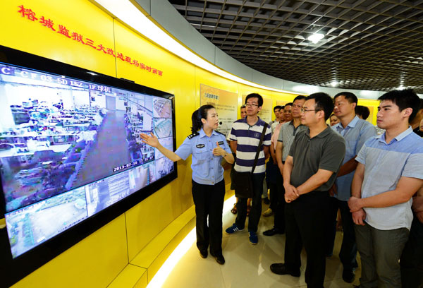 Staff members of the Procuratorate in Fuzhou, the capital of Fujian province, visit an anti-corruption exhibition held at a prison in the city. [Photo/Xinhua]